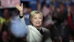 Bà Hillary Clinton phát biểu trước các ủng hộ viên về kết quả ngày "Siêu thứ Ba" ở Miami, Florida, hôm 1/3.