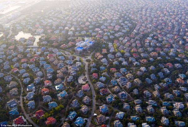 Hoa mày chóng mặt với hàng nghìn căn biệt thự san sát ở Trung Quốc - Ảnh 1.