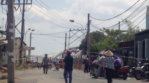 Trực tiếp: Sà lan húc sập cầu Ghềnh trăm năm, nhiều người la hét rớt xuống sông - Ảnh 2