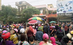 Hàng trăm người dân vây trụ sở công an phường Trường Sơn và UBND thị xã Sầm Sơn yêu cầu làm rõ vụ côn đồ nổ súng uy hiếp công dân. Ảnh: Lê Hoàng - vnexpress