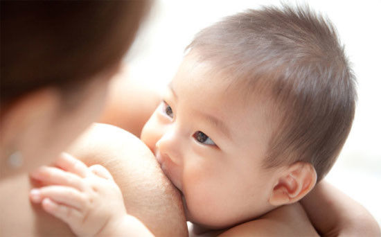 Lượng sữa của mẹ sinh bé trai thường nhiều hơn 25% mẹ sinh bé gái.