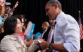 Một phụ nữ Trung Quôc trao tận tay tổng thống Obama lá thư nêu sự thật cuộc đàn áp Pháp Luân Công tại Trung Quốc.Nhìn thẳng vào mắt cô Gao, ông Obama đã nhận bức thư. (Ảnh: Đại Kỷ Nguyên)