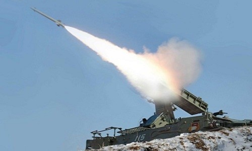 Triều Tiên bắn ba quả tên lửa tầm ngắn hồi tháng 5/2013. Ảnh minh họa: KCNA