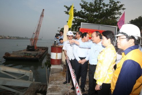 Phó thủ tướng Nguyễn Xuân Phúc thị sát công trường xây mới cầu Ghềnh sáng nay. Ảnh: Phước Tuấn