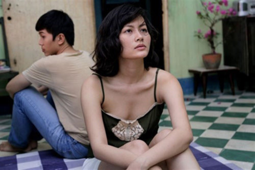 Đỗ Thị Hải Yến (vai cô vũ nữ Vân) và Lê Công Hoàng (vai Vũ) trong một cảnh phim.