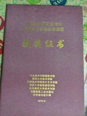 Học viên Hứa Văn Long được giải thưởng (Ảnh: mạng Minh Huệ).