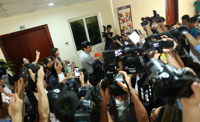 Nhiều phóng viên báo, đài đến Bộ Tài nguyên - Môi trường nhưng nhận được thông tin sau cuộc họp của các bộ sẽ không có họp báo thông tin tới báo chí - Ảnh: Nguyễn Khánh - tuoitre