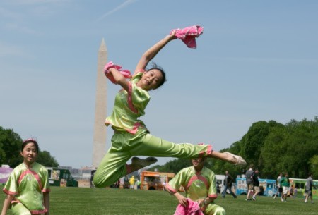 Một bộ phận học viên Pháp Luân Công tại Washington DC chúc mừng sinh nhật Sư phụ và chào mừng Ngày Pháp Luân Đại Pháp Thế giới (Ảnh: Lisha/Đại Kỷ Nguyên tiếng Trung).