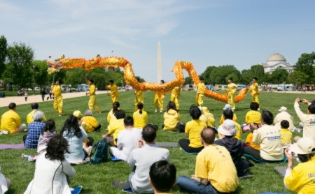 Một bộ phận học viên Pháp Luân Công tại Washington DC chúc mừng sinh nhật Sư phụ và chào mừng Ngày Pháp Luân Đại Pháp Thế giới (Ảnh: Lisha/Đại Kỷ Nguyên tiếng Trung).