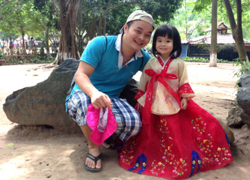 ong-bo-ha-noi-ky-cong-day-con-noi-tieng-anhchang-giam-doc-nuoi-con-gai-4-tuoi-noi-tieng-anh-nhu-tieng-viet