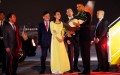 Tổng thống Mỹ nhận bó hoa từ Mỹ Linh ngay khi bước xuống từ Air Force One. Ảnh: Reuters.