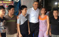 Tổng thống Obama vui vẻ chụp ảnh cùng người dân Mễ Trì. Nguồn: Facebook.