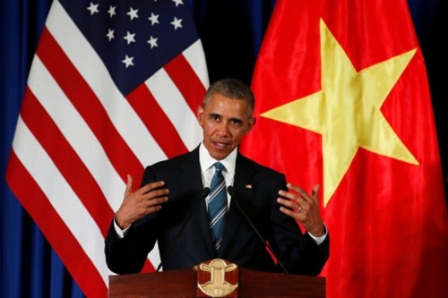 Tổng thống Mỹ Barack Obama trong cuộc họp báo chung cùng Chủ tịch nước Trần Đại Quang tại Hà Nội. Ảnh: Reuters