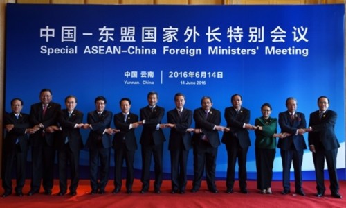 Bộ trưởng ngoại giao các nước ASEAN và Trung Quốc chụp ảnh tại Hội nghị đặc biệt Bộ trưởng Ngoại giao ASEAN Trung Quốc ngày 14/6. Ảnh: AFP.