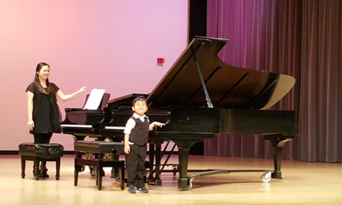 Evan sau khi biểu diễn bản concerto của Mozart tại cuộc thi của Hiệp hội Giáo viên Âm nhạc Mỹ ở quận Cam. Ảnh: Quoc Le