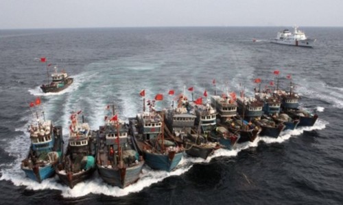 Tàu cá Trung Quốc dàn hàng chống cự khi bị cảnh sát biển Hàn Quốc truy đuổi. Ảnh: AFP.