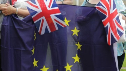 © Daniel Leal-Olivas / AFP | People hold Union Flags and the EU flag at an event organised by pro-Europe 'remain' in central London on June 19, 2016.