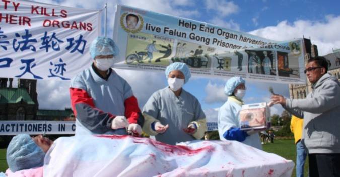 Hình ảnh tái hiện việc mổ cắp nội tạng ở Trung Quốc đối với các học viên Pháp Luân Công, trong một cuộc mít tinh ở Ottawa, Canada, năm 2008. (Ảnh: Đại Kỷ Nguyên)