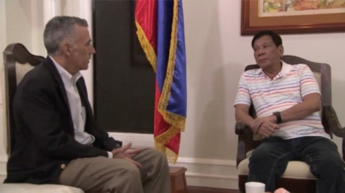 Đại sứ Mỹ và ông Rodrigo Duterte, tổng thống mới đắc cử của Philippines, trong cuộc gặp ngày 13/6. Ảnh: