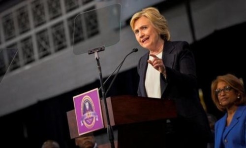 Bà Clinton kêu gọi các bên tuân thủ phán quyết của PCA. Ảnh: Reuters.