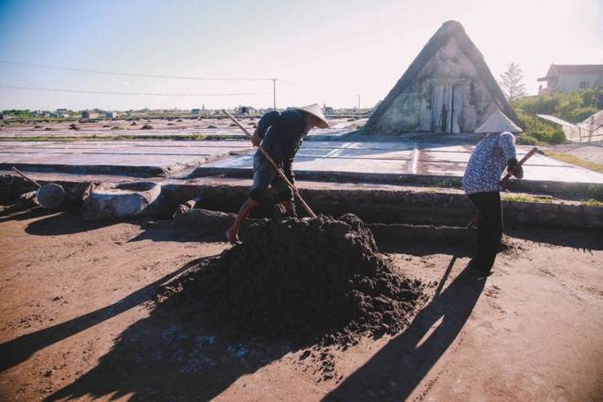 Cuộc sống diêm dân trên cánh đồng muối Nam Định