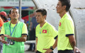 HLV Đinh Thế Nam (trái) tiếc nuối khi U16 Việt Nam đã dẫn 3-1 nhưng lại để thua trong trận chung kết. Ảnh: Đức Đồng