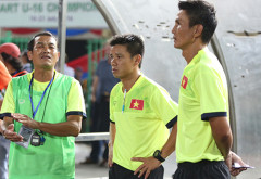 HLV Đinh Thế Nam (trái) tiếc nuối khi U16 Việt Nam đã dẫn 3-1 nhưng lại để thua trong trận chung kết. Ảnh: Đức Đồng