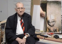 Hình ảnh ông Boyd Bushman (trái), cựu chuyên gia làm việc tại Area 51, bức ảnh chụp người ngoài hành tinh (phải) ở trung tâm này.