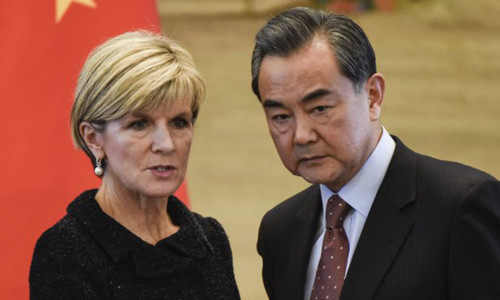 Ngoại trưởng Australia Julie Bishop và người đồng cấp Trung Quốc Vương Nghị. Ảnh: