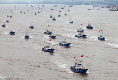 Số tàu cá Trung Quốc trong lần ra khơi lên đến hàng ngàn - Ảnh: Daily Mail