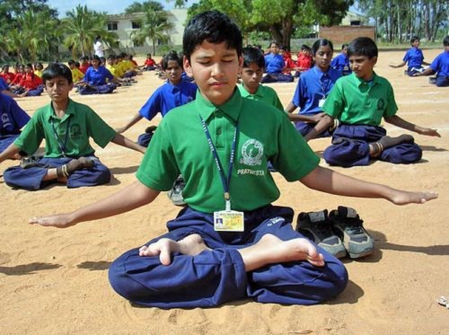 2016-7-18-minghui-india-students-meditation--ss.jpg