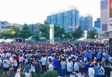 Hàng nghìn người dân ở thành phố Liên Vân Cảng xuống đường biểu tình hôm 8/8.