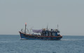 Ngư dân Quảng Bình đang đánh cá ngoài khơi thì phát hiện một tàu sắt vứt nhiều túi nylon xuống biển. Ảnh minh họa: Hoàng Táo - vnexpress.net