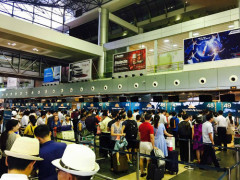 Màn hình hiển thị thông tin sân bay ở Nội Bài chiều 29/7 đã bị tắt sau khi bị tin tặc tấn công, chèn thông tin xấu. Ảnh vnexpress.net