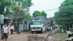 Người dân chặn xe tải vào băm nát đường làng. Ảnh laodong.com.vn