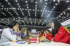 Tuyển nữ VN (phải) trong trận cuối cùng thắng Hà Lan. Ảnh Bakuchess.com