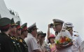 Đại tá Lê Bá Hùng chỉ huy   hải quân Mỹ ghé thăm cảng Đà Nẵng tháng 4/2015. Ảnh nld.com.vn