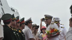 Đại tá Lê Bá Hùng chỉ huy   hải quân Mỹ ghé thăm cảng Đà Nẵng tháng 4/2015. Ảnh nld.com.vn