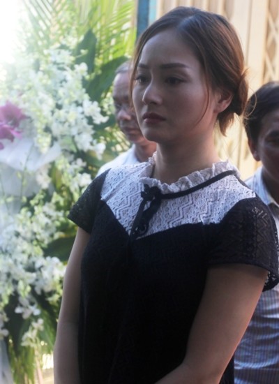 Diễn viên Lan Phương khóc nấc khi nhìn di ảnh của Minh Thuận. Nữ diễn viên từng làm việc với đàn anh qua nhiều bộ phim, cả hai gắn bó nhiều nhất khi đóng