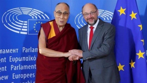 Dalai Lama (trái) được Chủ tịch Nghị viện châu Âu Martin Schulz tiếp đón hôm 15/9. Ảnh: Reuters