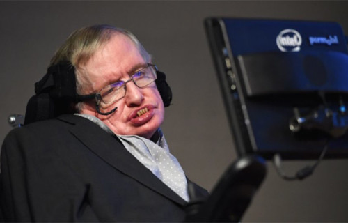Stephen Hawking lo ngại trí tuệ nhân tạo sẽ vượt tầm kiểm soát của con người. Ảnh: EPA