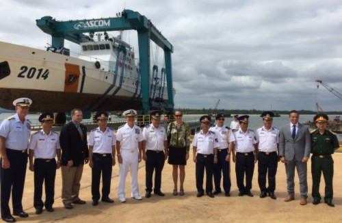 Đô đốc Harris, Tổng Lãnh sự Hoa Kỳ Mary Tarnowka, các quan chức Cảnh sát biển Việt Nam thăm Cơ sở Sửa chữa Bảo dưỡng tàu.