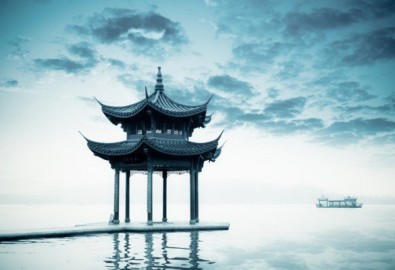 Bốn bề tưởng chừng vắng lặng, nhưng mọi chuyện Thần đều nhìn thấu. (Ảnh minh họa)
