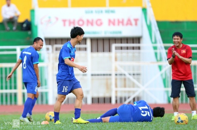 Công Vinh, Công Phượng tập dứt điểm cho bán kết AFF Cup - ảnh thể thao