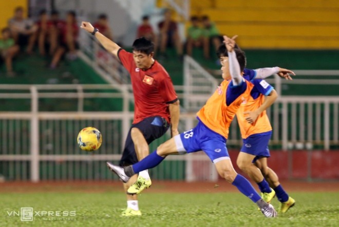 Công Vinh, Công Phượng tập dứt điểm cho bán kết AFF Cup - ảnh thể thao