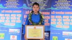 Em Đặng Thị Huyền tại buổi lễ tuyên dương học sinh sinh viên dân tộc thiểu số xuất sắc