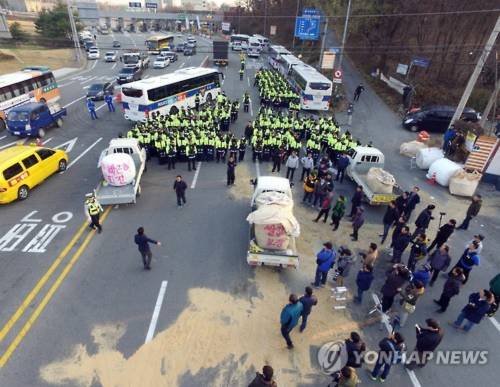 Các thành viên Liên đoàn Nông dân Hàn Quốc đối đầu với cảnh sát tại
