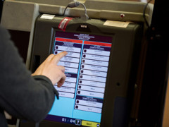 Một hệ thống máy tính để cử tri Mỹ bỏ phiếu bầu tổng thống. Ảnh: Wordpress