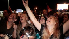 Người dân tại Little Havana, Miami ăn mừng sau khi nghe tin về cái chết của  Fidel Castro. Ảnh Reuters