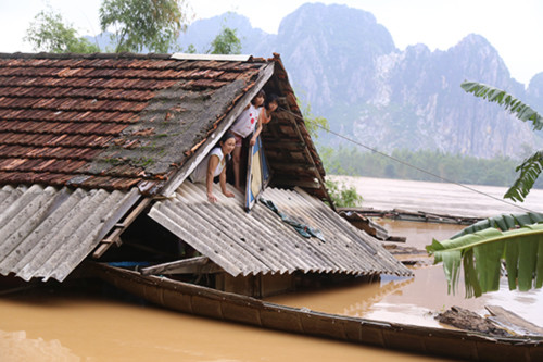 nhieu-nguoi-quang-binh-an-com-trang-mi-tom-song-tren-mai-nha-1